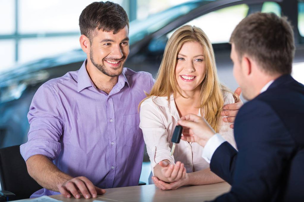  happy couple with car dealer - Foto, afbeelding