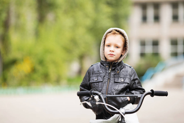 portrait d'un adorable petit garçon urbain portant un cric en cuir noir
 - Photo, image