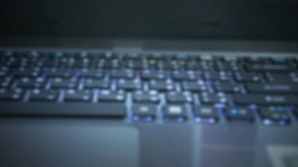 Fechar teclado desfocado / desfocado no laptop
. - Foto, Imagem