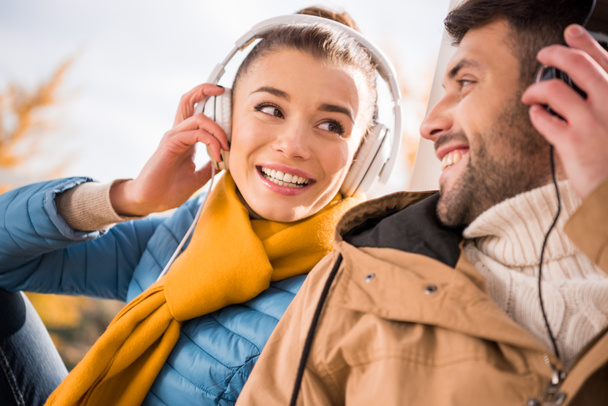 Jovem casal alegre em fones de ouvido
  - Foto, Imagem