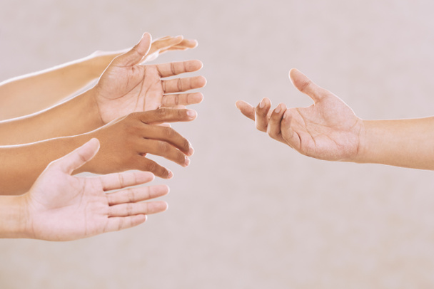 Apua kerjäävien ihmisten kädet
 - Valokuva, kuva