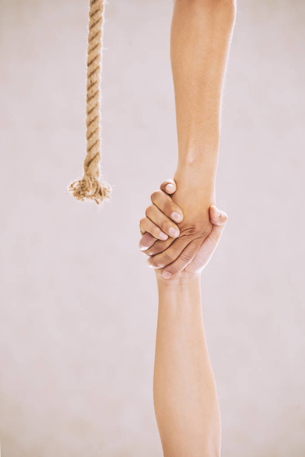 Hände von Menschen, die einander halten, um zu helfen - Foto, Bild