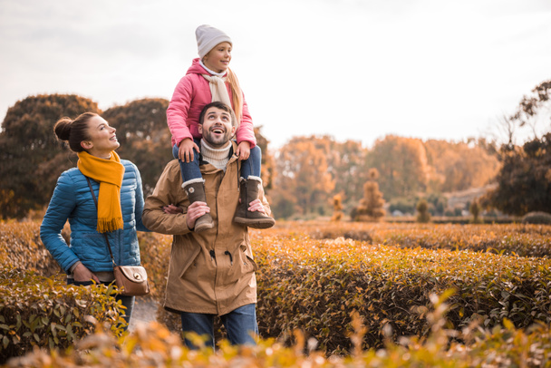 onnellinen perhe kävelee puistossa - Valokuva, kuva