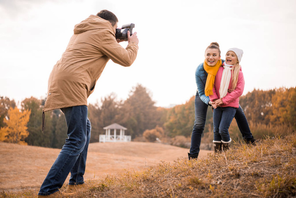 Uomo fotografare madre e figlia felice
 - Foto, immagini
