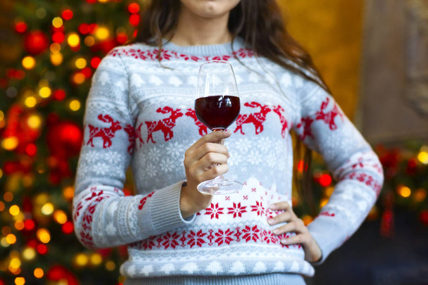 Menina perto da árvore de natal com copo de vinho
 - Foto, Imagem