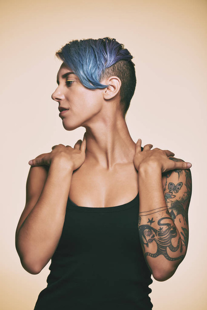 γυναίκα με μοντέρνο χτένισμα και τατουάζ - Φωτογραφία, εικόνα