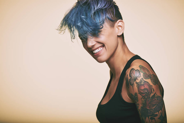 rindo adolescente com cabelo azul
 - Foto, Imagem