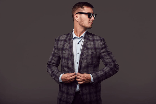 Moda moda gözlüklü genç yakışıklı adam - Fotoğraf, Görsel
