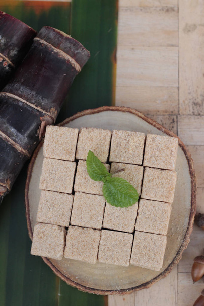 Кубики коричневого сахара органические и тростниковые
 - Фото, изображение