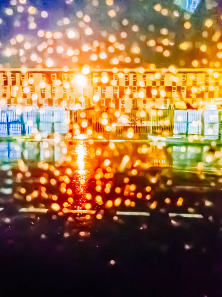 Color ciudad luces de noche a través de vidrio, bañado en la lluvia
 - Foto, Imagen