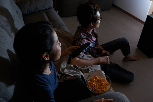 люди смотрят телевизор дома
 - Фото, изображение