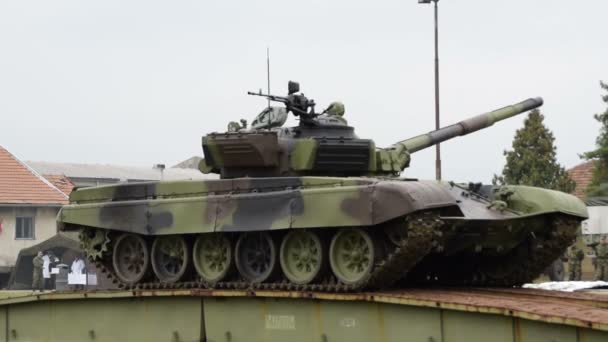 tank egy rögtönzött hídon forog torony - Felvétel, videó