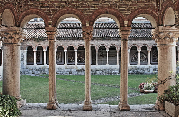 Kolumnami i łukami średniowiecznego klasztoru Saint Zeno - Zdjęcie, obraz
