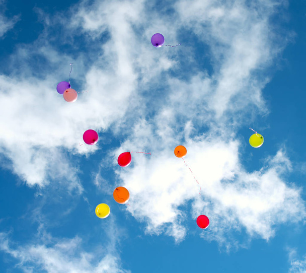 Monet värikkäät baloonit sinisellä taivaalla
. - Valokuva, kuva
