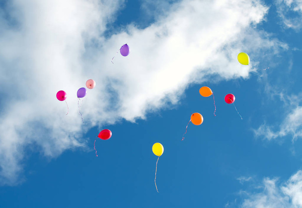 Muitos balões coloridos no céu azul
. - Foto, Imagem
