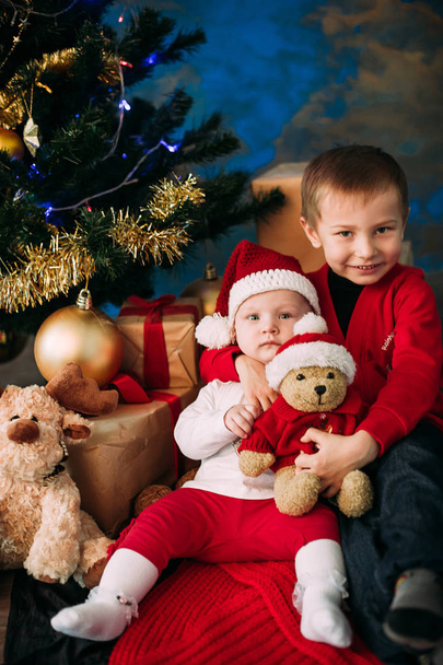 portret szczęśliwy dzieci Boże Narodzenie pudełka i dekoracje. dwoje dzieci, zabawy w domu - Fotoğraf, Görsel