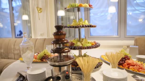 Fontaine de chocolat savoureux et beaucoup de desserts sucrés préparés dans un bon restaurant pour la fête de mariage
. - Séquence, vidéo