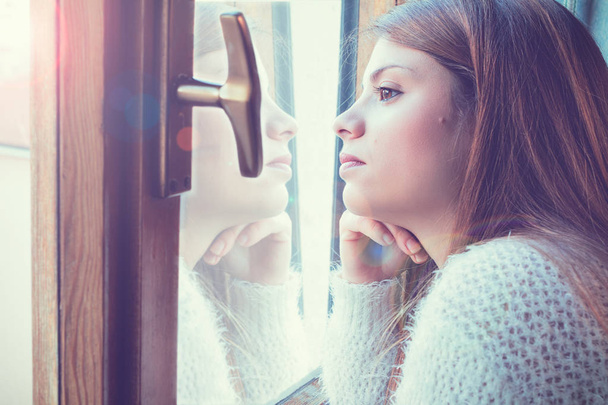 weerspiegeling van meisje bij het venster - Foto, afbeelding