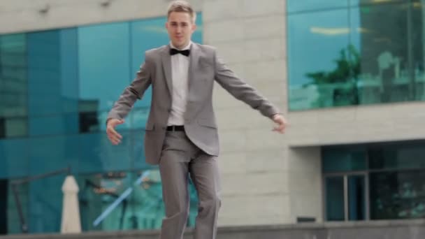 Groom dancing in front of the building - Felvétel, videó