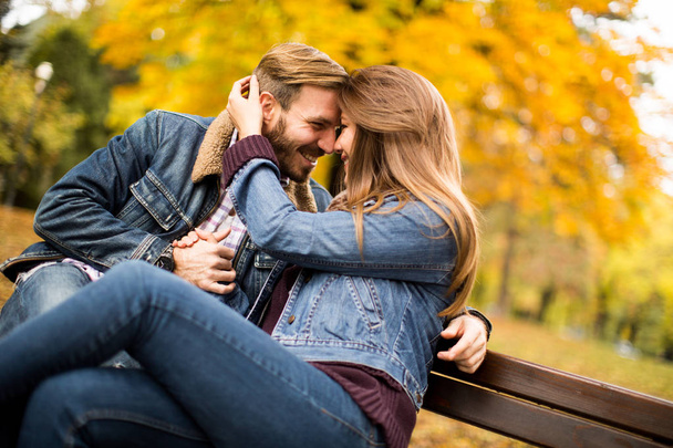 Young couple in the autumn park - Φωτογραφία, εικόνα