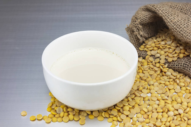 Mleko sojowe i granulki soi - Zdjęcie, obraz