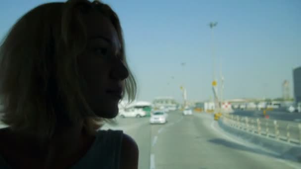 Mladá dívka cestovat v letiště autobusem do roviny - Záběry, video