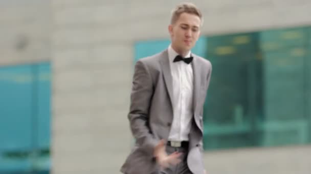 Groom dancing in front of the building - Кадры, видео