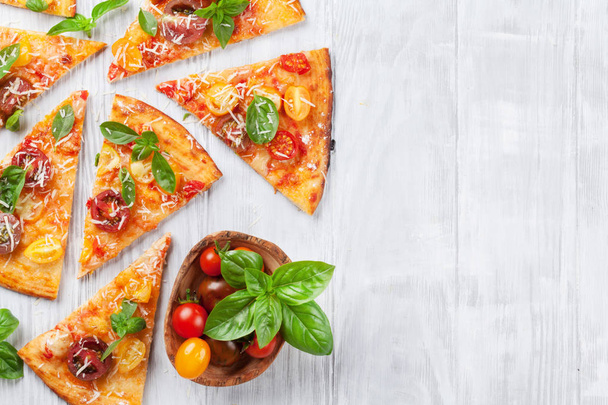 Пицца с помидорами, моцареллой и базиликом
 - Фото, изображение
