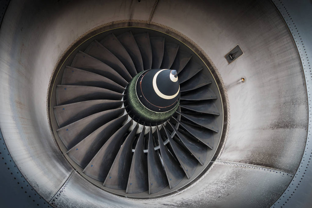 Detail des riesigen Ventilators des Flugzeugturbinenmotors - Foto, Bild
