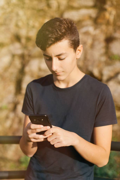 dospívající s smartphone venku - Fotografie, Obrázek