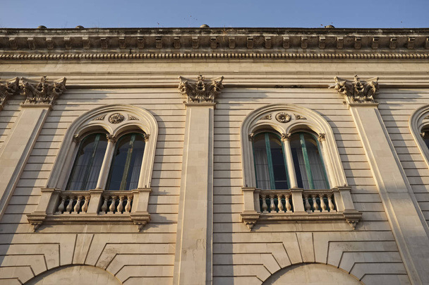 Italia, Sicilia, Scicli (provincia de Ragusa), la fachada del edificio del ayuntamiento barroco al atardecer - Foto, Imagen