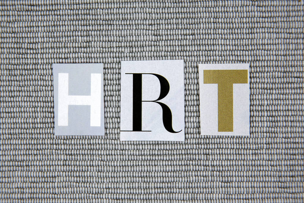 Acrónimo de HRT (Terapia de reemplazo hormonal) sobre fondo gris
 - Foto, imagen