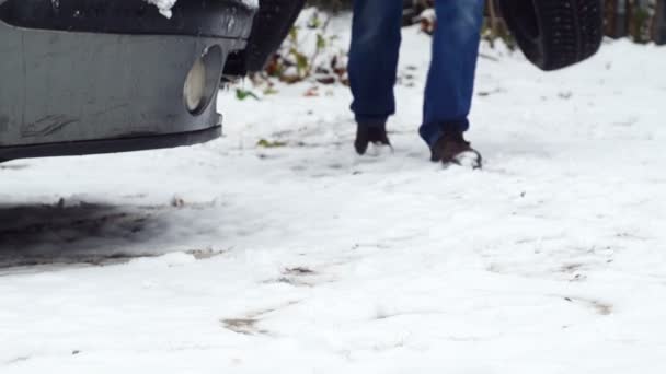 Prise de vue des pieds d'un homme qui apporte des pneus neige
 - Séquence, vidéo