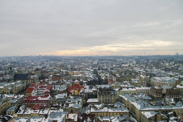 Panorama de inverno de Lviv coberto de neve, ucraniana.Lviv (Lvov), leste da Ucrânia - a vista da cidade da torre do relógio da prefeitura
 - Foto, Imagem