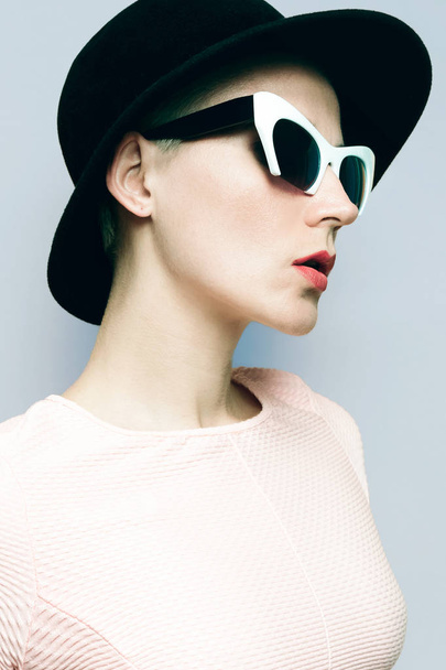 Model in a stylish hat and sunglasses Love Vintage Girls - Фото, зображення