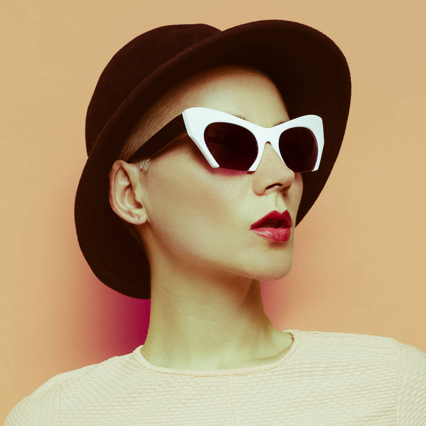 Chapéu Vintage Coko Lady elegante retro e óculos de sol
 - Foto, Imagem