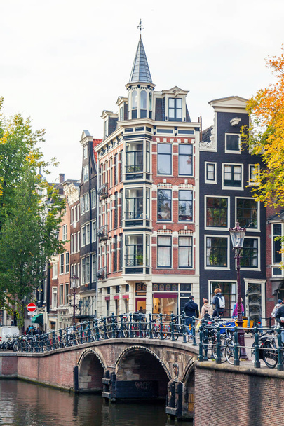 Maisons traditionnelles d'Amsterdam avec canaux et ponts
 - Photo, image