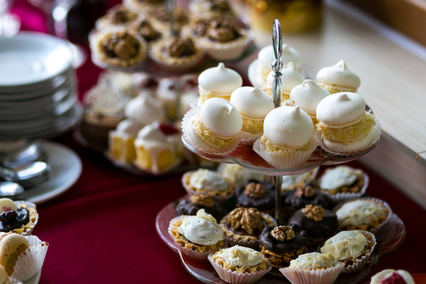 Cukorkát. Finom édes svédasztalos cupcakes. Édes ünnep svédasztalos cupcakes és egyéb desszertek. Édességek, cukorka, desszert, tábla - Fotó, kép