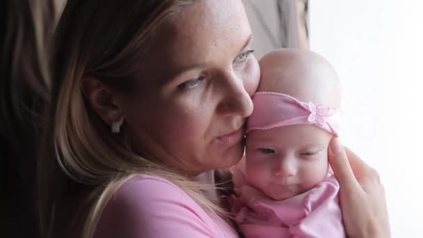mom keeps on hand a small daughter - Felvétel, videó