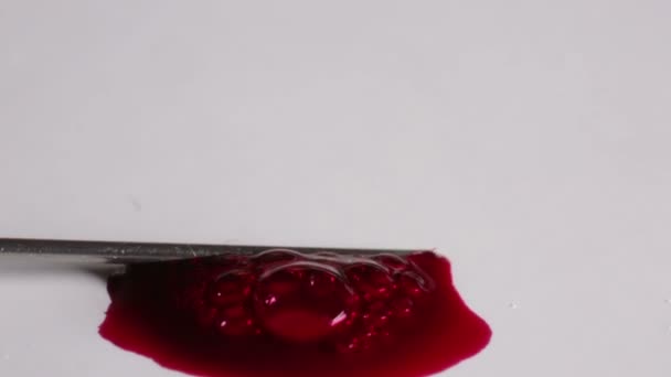 Blut fließt aus Spritze auf weißem Hintergrund. - Filmmaterial, Video