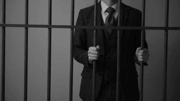 biały kołnierz mężczyzna karnego w więzieniu - Materiał filmowy, wideo