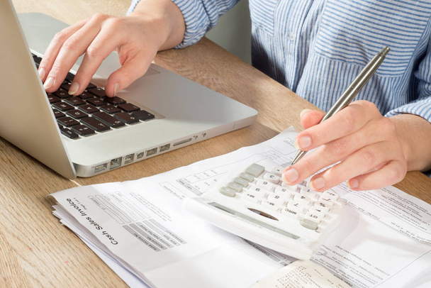 Osoba v košili v účetnictví stolní s notebookem a kalkulačka - Fotografie, Obrázek