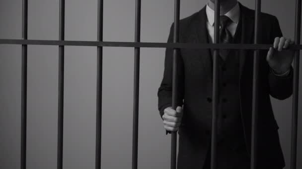 biały kołnierz mężczyzna karnego w więzieniu - Materiał filmowy, wideo