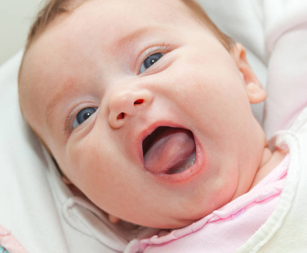 Feliz recién nacido sonriente con ojos azules
. - Foto, Imagen
