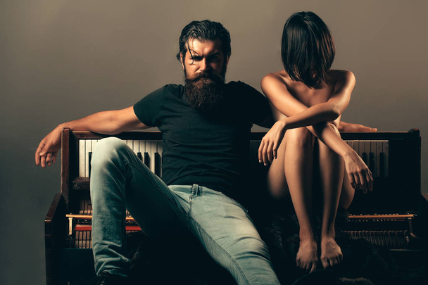 bearded man and naked woman - Foto, Imagen
