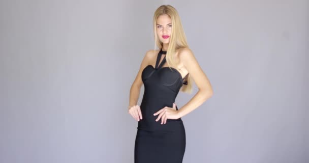 Gewelfde sexy jonge vrouw poseren in elegante jurk - Video
