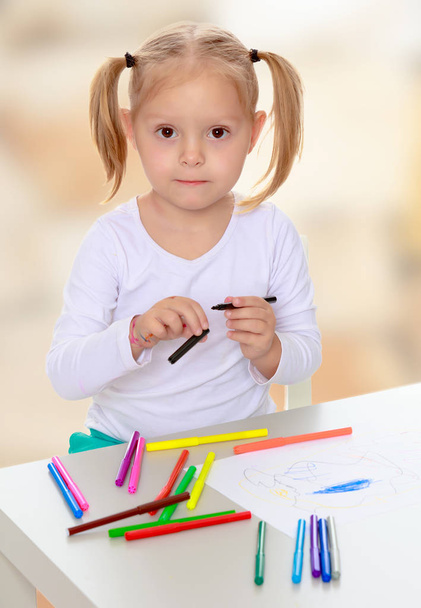 The girl draws with markers - Φωτογραφία, εικόνα