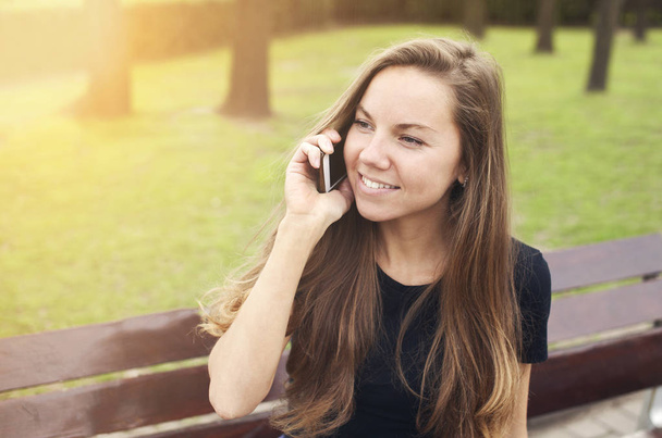Hermosa chica hablando por teléfono día soleado
 - Foto, imagen