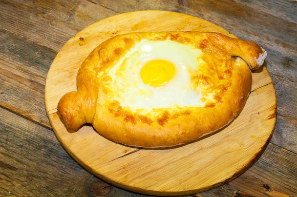 Adjara khachapuri leipää aluksella juusto ja muna
 - Valokuva, kuva