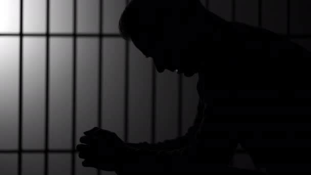 sylwetka człowieka w więzieniu - Materiał filmowy, wideo
